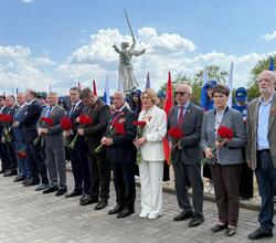 Торжественная церемония открытия Памятного знака на Мамаевом кургане - Екатеринбургский Художественный Фонд